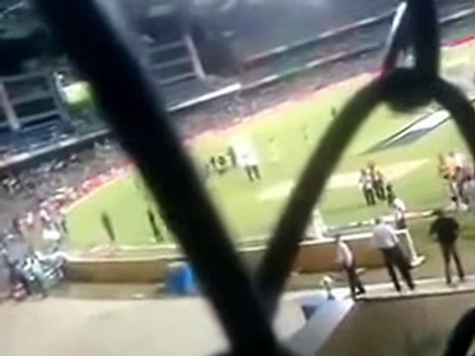 SHAME!! Virat Kohli Abusing Delhi crowd !! IPL 2017