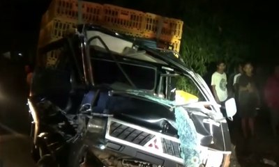 Tak Kuat Menanjak, Truk Batu Ini Tabrak 7 Kendaraan