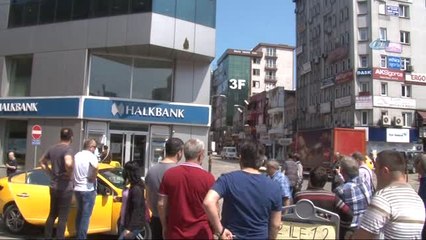 Bankanın Duvarını Arılar Bastı... İtfaiye Merdivenine Çıkıp Elleriyle Arıları Kovana Topladı