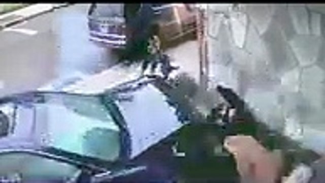 Une brave femme sauve la vie d’un garçon de l’impact violent d’une voiture qui s’est enfoncée dans un mur