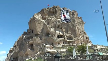 Beşiktaş Bayrağı Dünyanın En Yüksek Peribacasına Asıldı