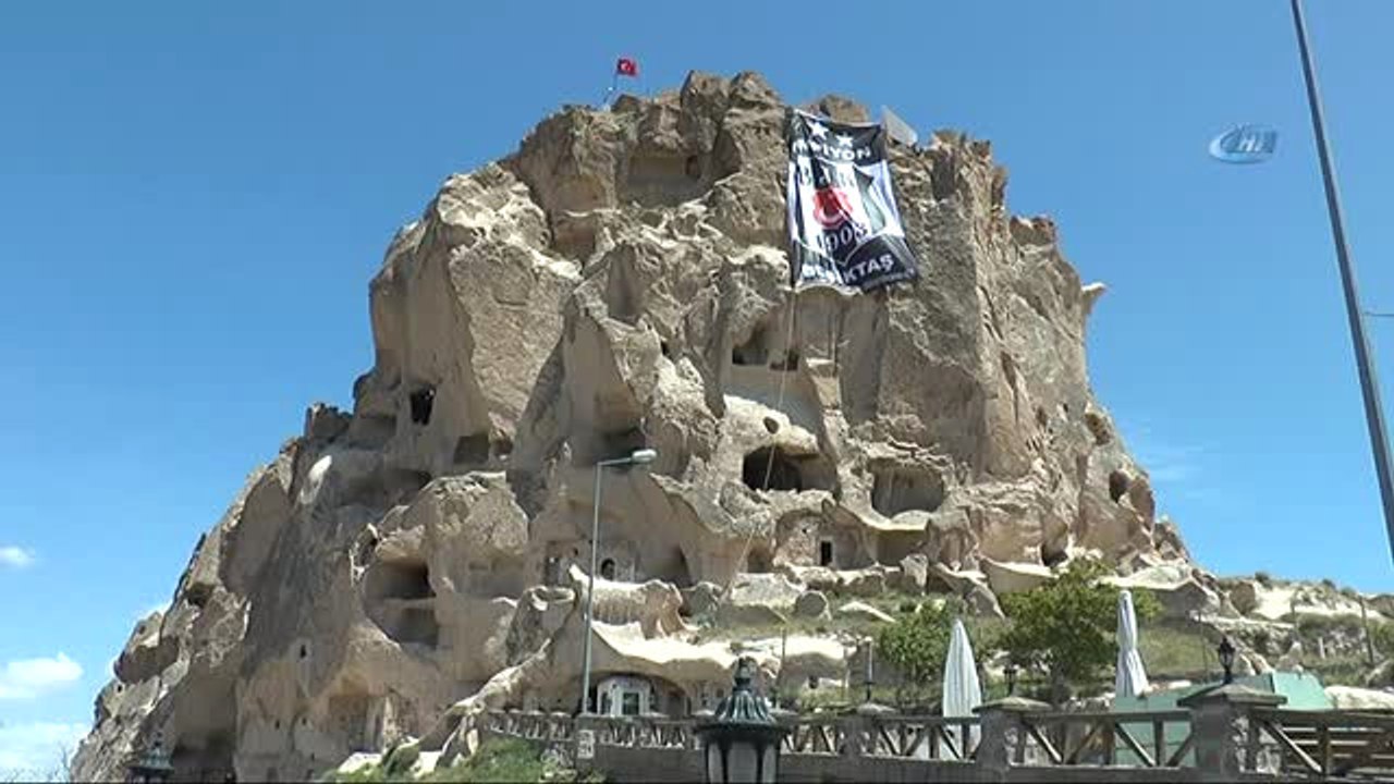 Beşiktaş Bayrağı Dünyanın En Yüksek Peribacasına Asıldı