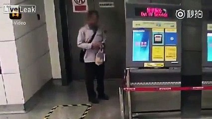 Metro İstasyonunda Ayaküstü Sıçan Adam