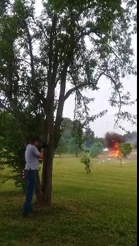 Tirer dans un réfrigérateur rempli d'explosifs