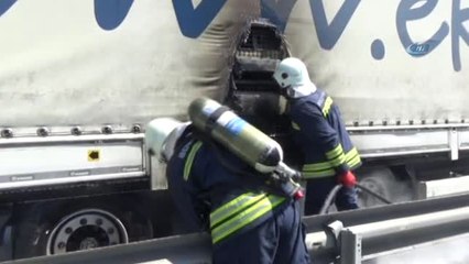 Lastiği Patlayan Tır Yanmaktan Son Anda Kurtarıldı