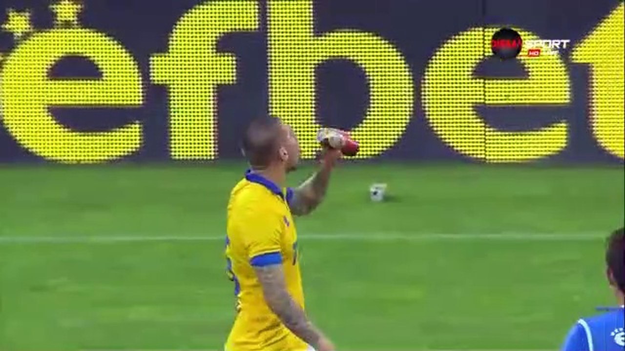 En Bulgarie : Ivan Bandalovski s'offre une gorgée d'une bière lancée sur le terrain
