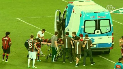 Zagueiro do Atlético-PR leva chute no rosto e deixa o Maracanã de ambulância; assista!