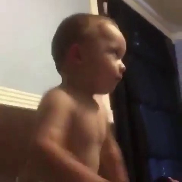 Ce bébé se réveille et danse debout sur sa chanson préférée !