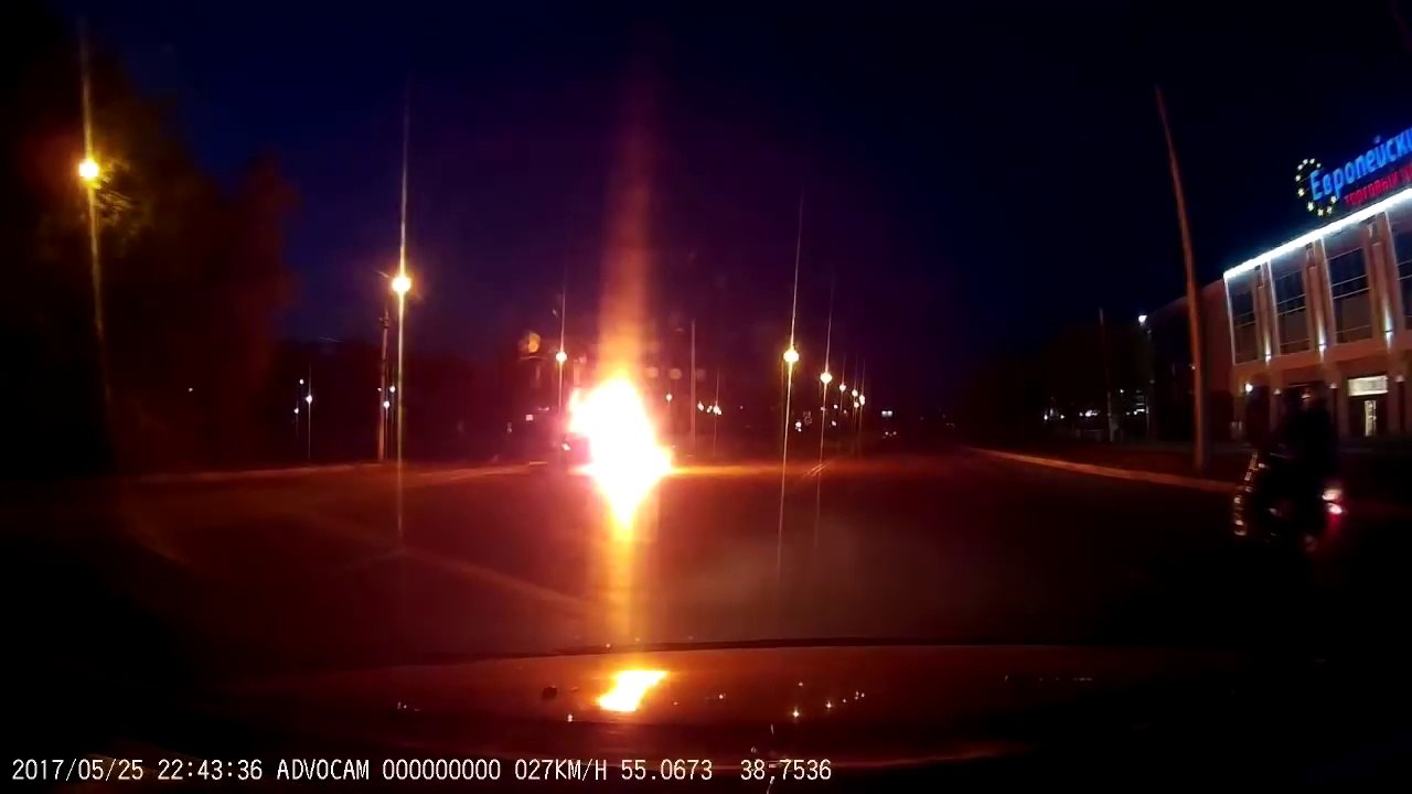 Un taxi explose une moto en pleine route !