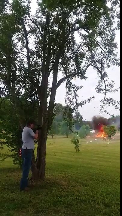 Il manque de se tuer en faisant exploser un frigo avec de la dynamite !