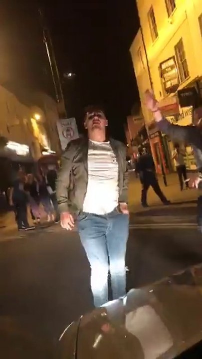 Ce conducteur fait danser des gens le son de sa voiture à fond à Londres !