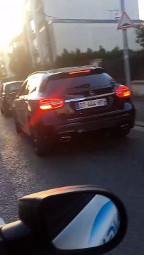 Un jeune se promène à cheval en pleine rue à Montreuil