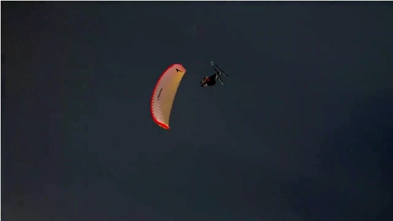 Une fille en bikini a frolé le désastre après qu'un skieur de parachute a passé à quelques centimètres de sa tête