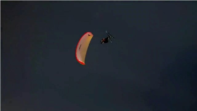 Une fille en bikini a frolé le désastre après qu'un skieur de parachute a passé à quelques centimètres de sa tête
