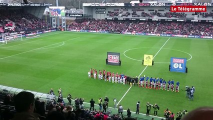 En Avant. Le Kop Rouge chante l'hymne du stade