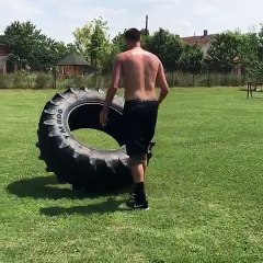 Nikola Jokic s'entraîne avec.. un pneu de tracteur