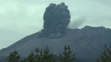 Скачать видео: Extraordinary Footage Shows Eruption at Sakurajima Volcano