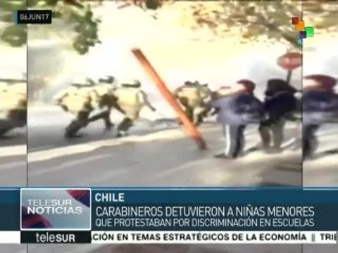 Carabineros chilenos reprimen protesta de liceístas y detienen a diez