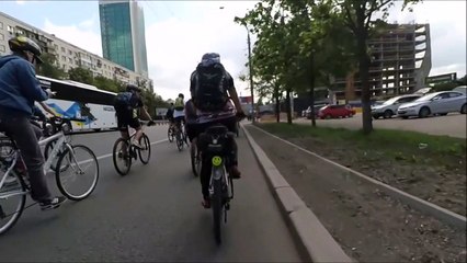 Descargar video: Téléphoner à vélo en prenant un selfie... BIM : grosse gamelle