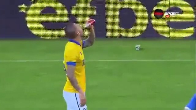 Ce joueur boit dans une canette balancée sur le terrain par un supporter... petite soif