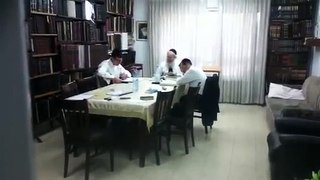 44.Mir Rosh Hayeshiva learning with talmidim during bein hazmanim