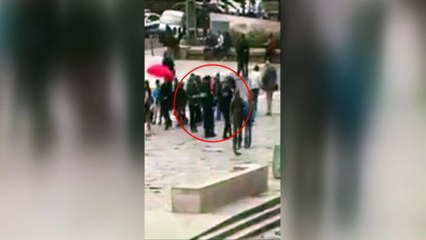 Les images chocs de l'attaque au marteau devant Notre-Dame de Paris