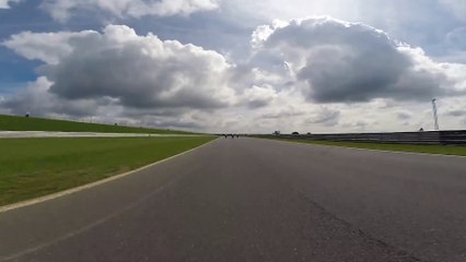 Motociclista fica inconsciente em cima da moto a 225 km/h e sofre acidente brutal