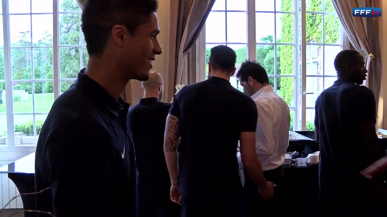 VÍDEO: na seleção francesa todos felicitam Varane... menos Griezmann