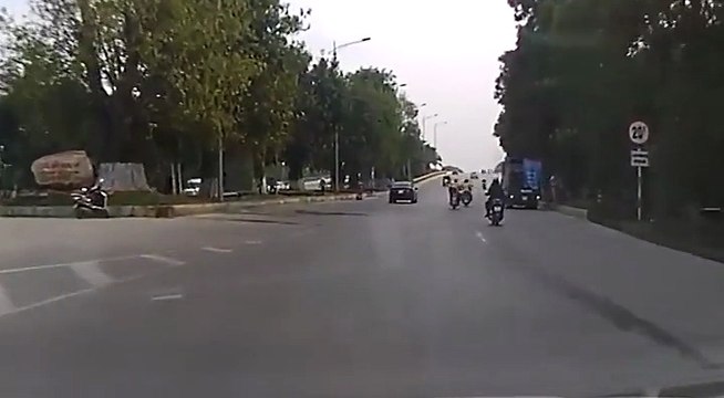 Bị cướp túi xách, mẹ ôm chặt con ngã văng khỏi xe máy