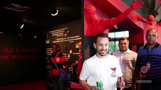 Everton Ribeiro visita a Gávea