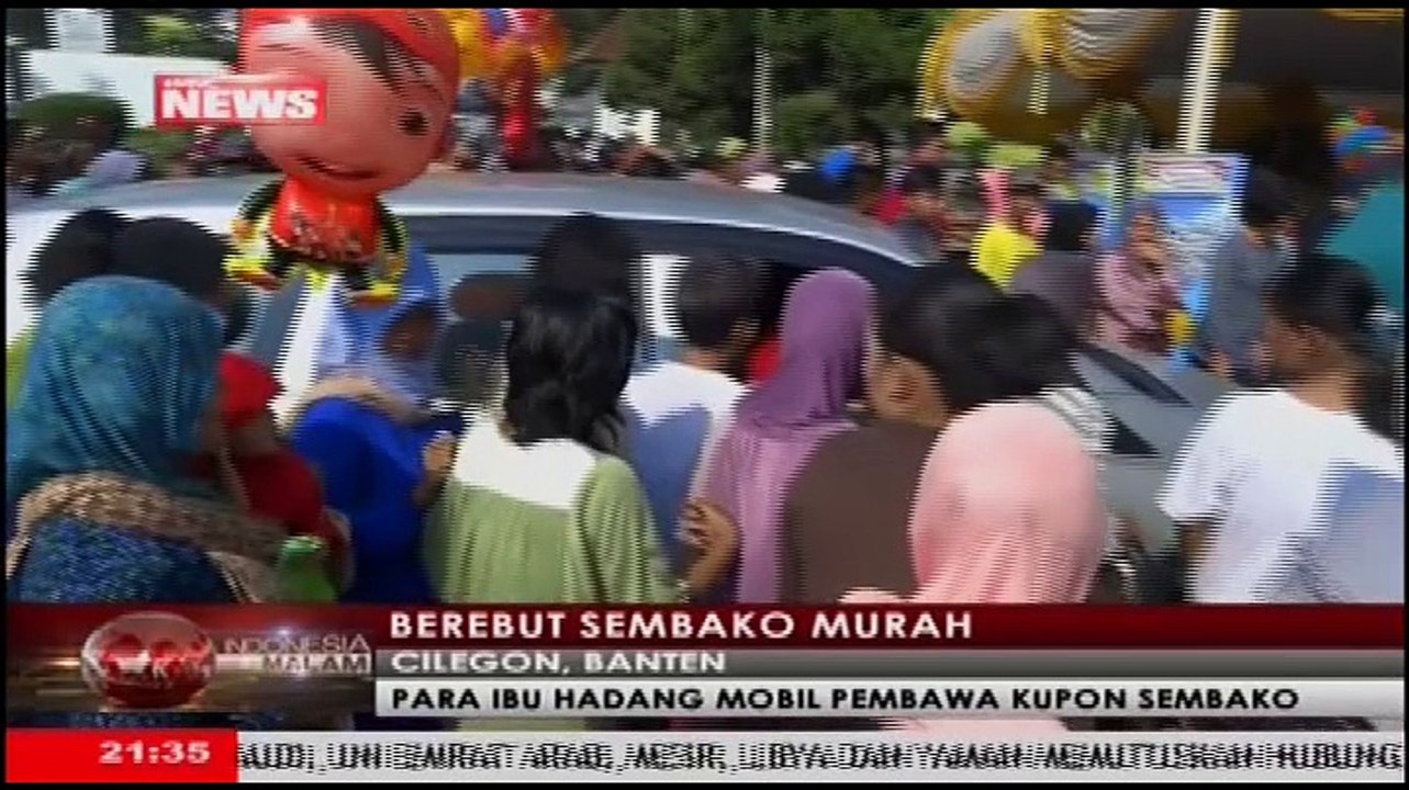 Ibu-ibu Berebut Sembako Murah