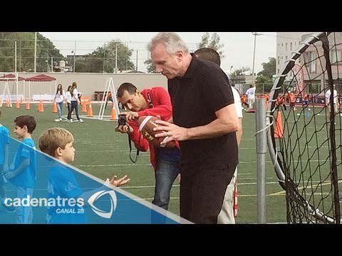 Joe Montana visita la American School Foundation en México