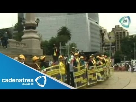 Perredistas forman cadena humana como rechazo a la Reforma Energética