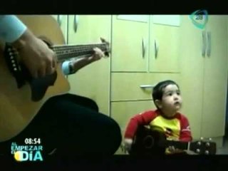 Niño de 2 años canta con mucho sentimiento canción de The Beatles (VIDEO)