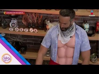 Charlie se puso guapo para preparar este platillo de solteros | Sale el Sol