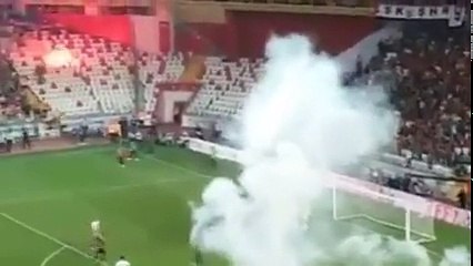 Meşale Fırlatarak Rakip Takım Tribününde Bayrak Yakmak