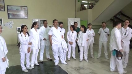 Médicos internos realizan retiro voluntario de labores
