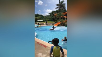 Al lanzarse de un tobogán terminó fuera de la piscina como si nada