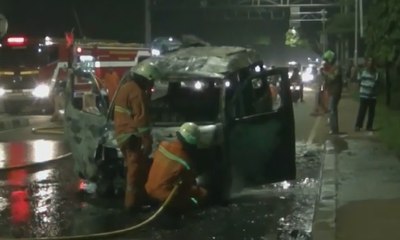 Kompor Bakso Pikul Terbakar, Angkot Ini Hangus