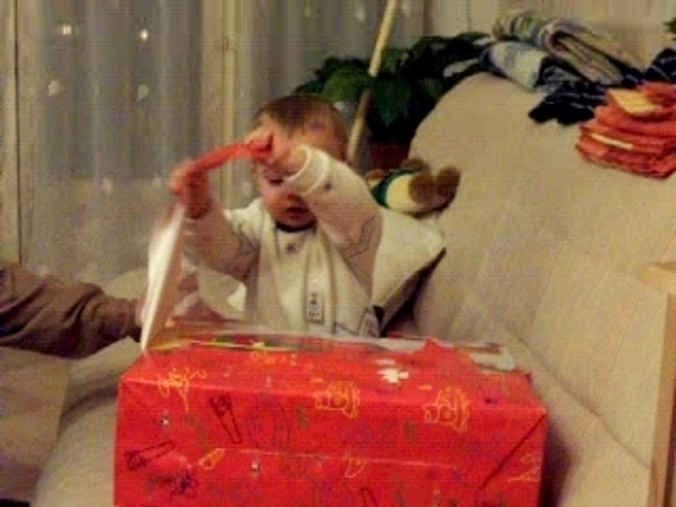 Lucas ouvrant le cadeau de sa nounou