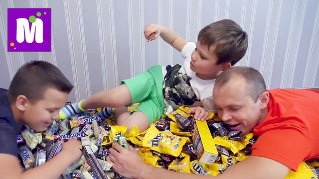 M&M“s ПРОТИВ Snickers CHALLENGE 2000 шоколада и ММДемса ЧЕЛЛЕНДЖ на машинах Запрет на съемку