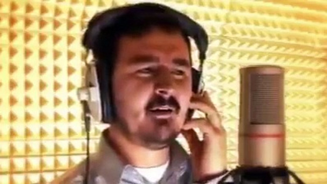 Cevizin Yaprağı Dal Arasında Güzeli Severler Bağ Arasında