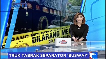 Hindari Dua Motor, Truk Tabrak Separator Busway