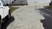 Une route de bord de plage recouverte d'écume après une tempête en mer - Afrique du sud
