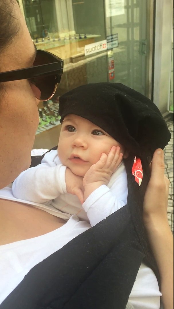 Ce Bebe Est En Admiration Devant Sa Maman Qui Chante Video Dailymotion