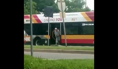 Un voleur armé ouvre le feu sur la police en plein jour devant des civils.