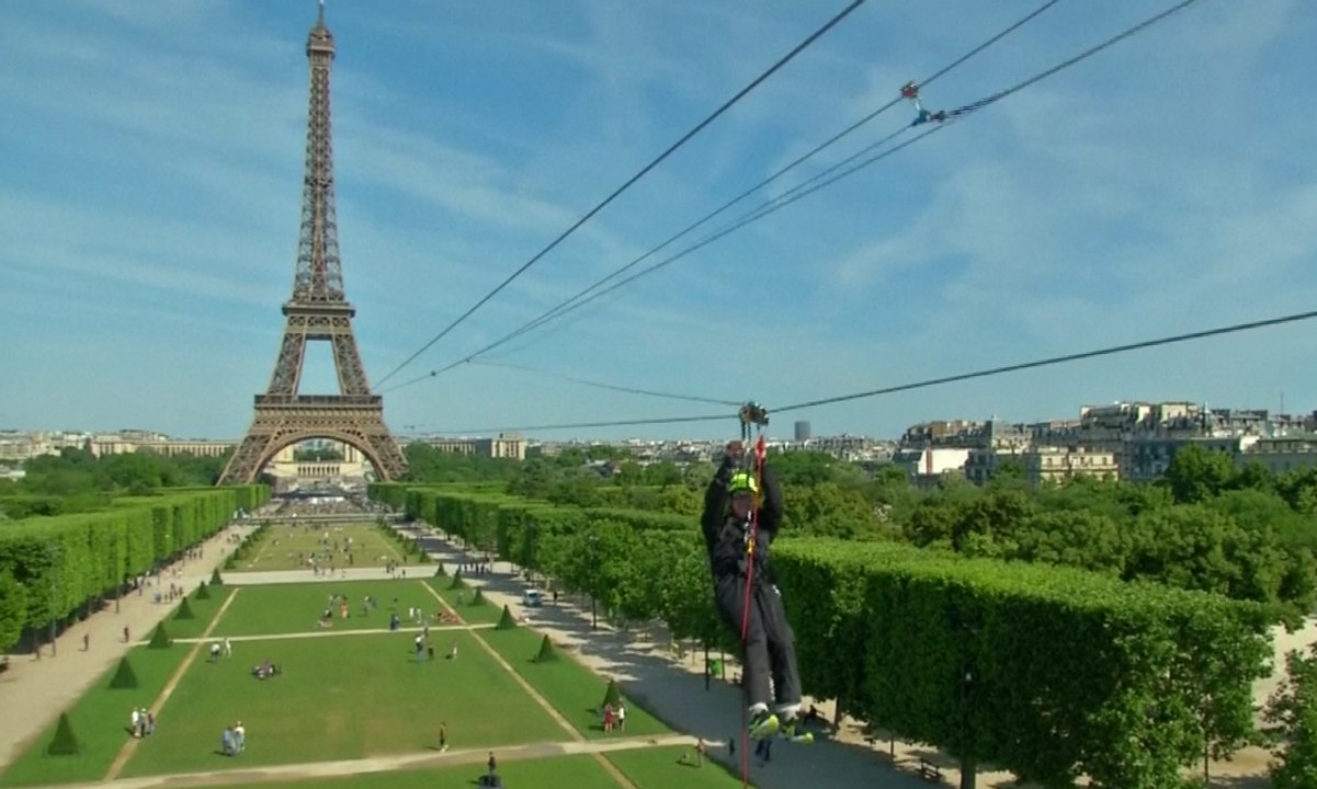 Siapa Berani Main Zip Line dari Menara Eiffel?