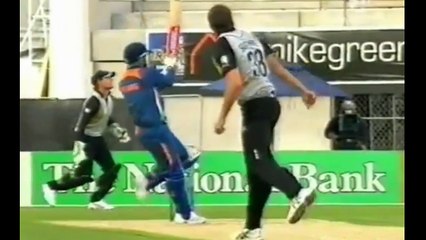 SEHWAG AT HIS DEVASTATING BEST!!!!! 3 SIXES IN FIRST 3 BALLS!!!!!!