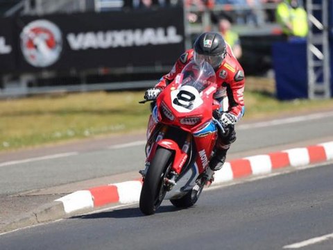 Guy Martin le quita las pegatinas a Horst Saiger en el TT 2017