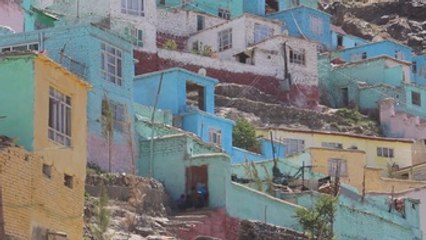 Kabul espanta la oscuridad del terrorismo con colores en sus casas